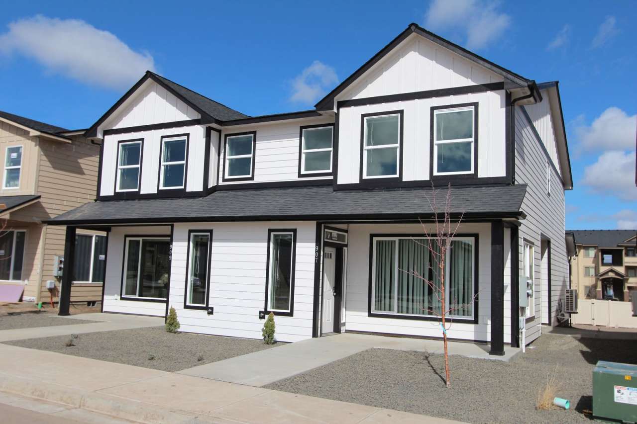 Modern design 3 bed, 2.5 bath duplex