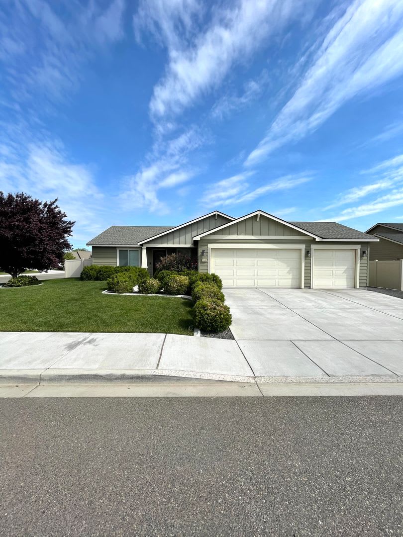 Beautiful Three Bedroom Two Bath in Kennewick
