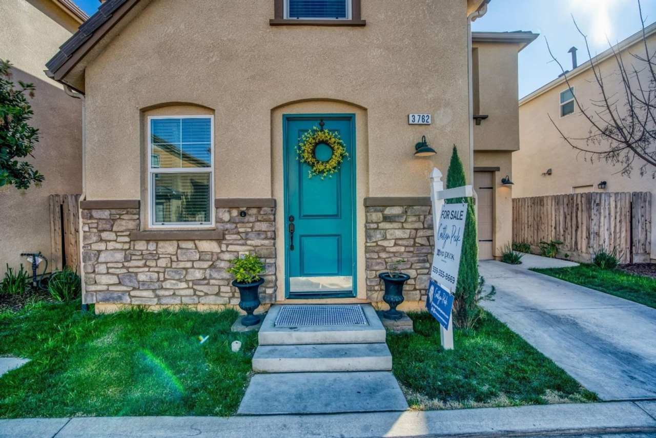 Beautiful 3/2.5 near Clovis East