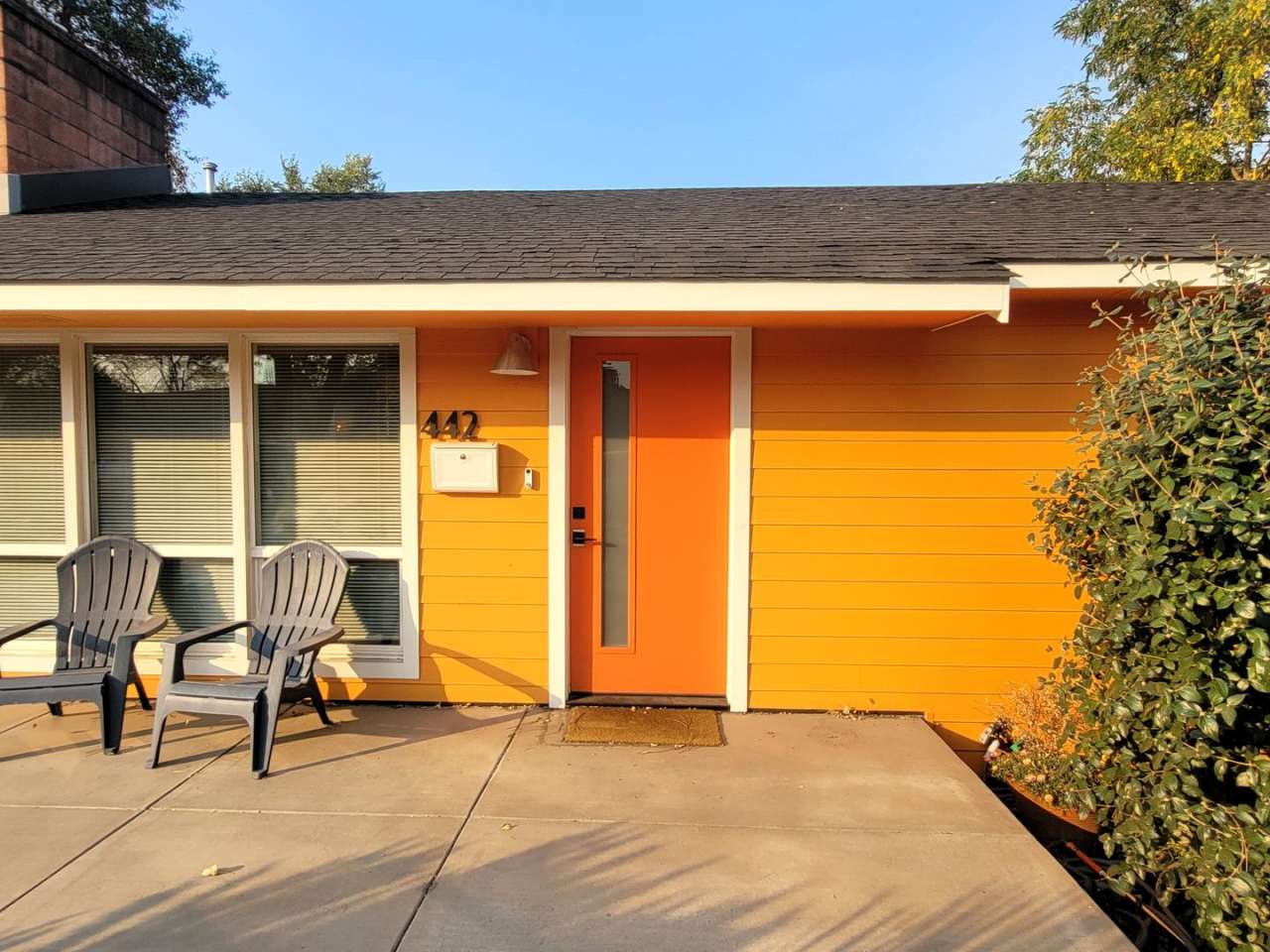 Charming Single-level Home, Fully Furnished + WIFI. Convenient NE Location! Pilot Butte, Downtown.