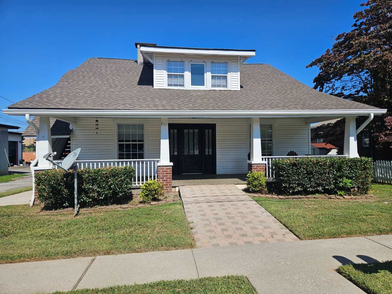 Maryville 37804 - Available Now! - Single story 2 bedroom (3rd possible,) 1.5 bath home with hardwood floors - Contact Karen Robertson 865-454-7626