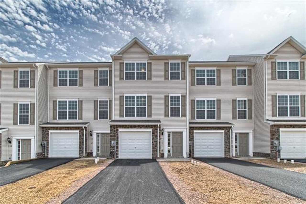 Spacious 3 Bedroom, 2.5 Bath Townhome in Spring Grove School District!