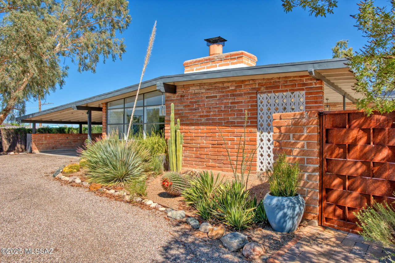 1230 W Maximilian Way