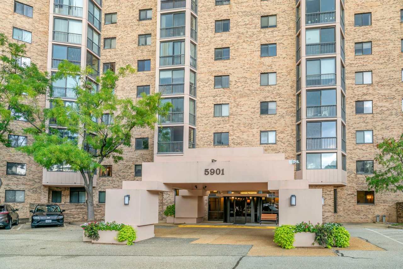 Sunny Garden-Level Condo Minutes from Old Town  Metro