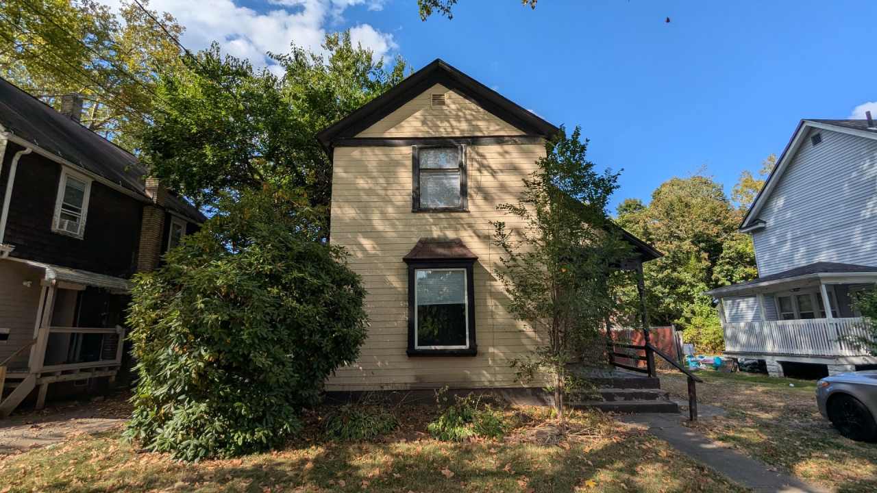 Come live in a charming 3-bedroom house in Akron!
