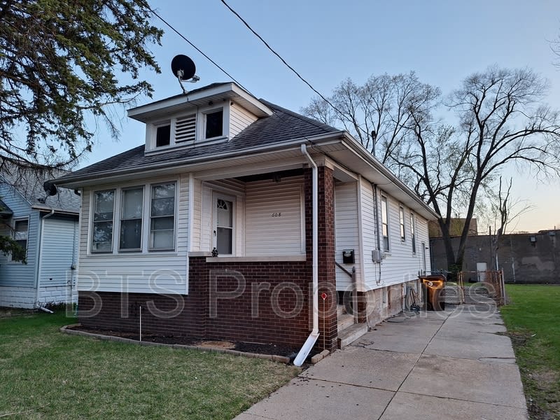 608 West Loucks Avenue