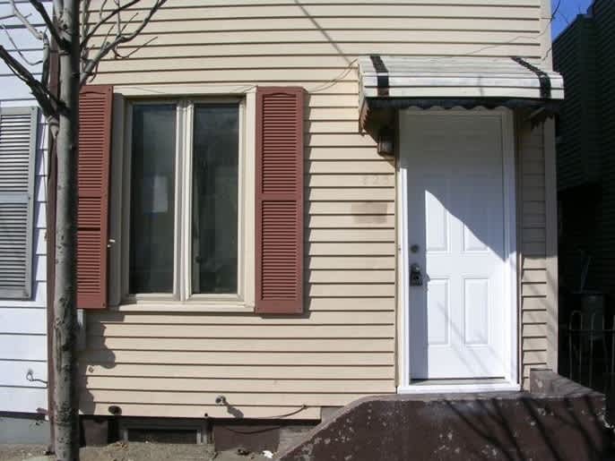 Fantastic 2+ Bedroom w/ 1 1/2 Bath Home! Recently Renovated! Hardwood Floors! Central Air! W/D Hook-ups!!