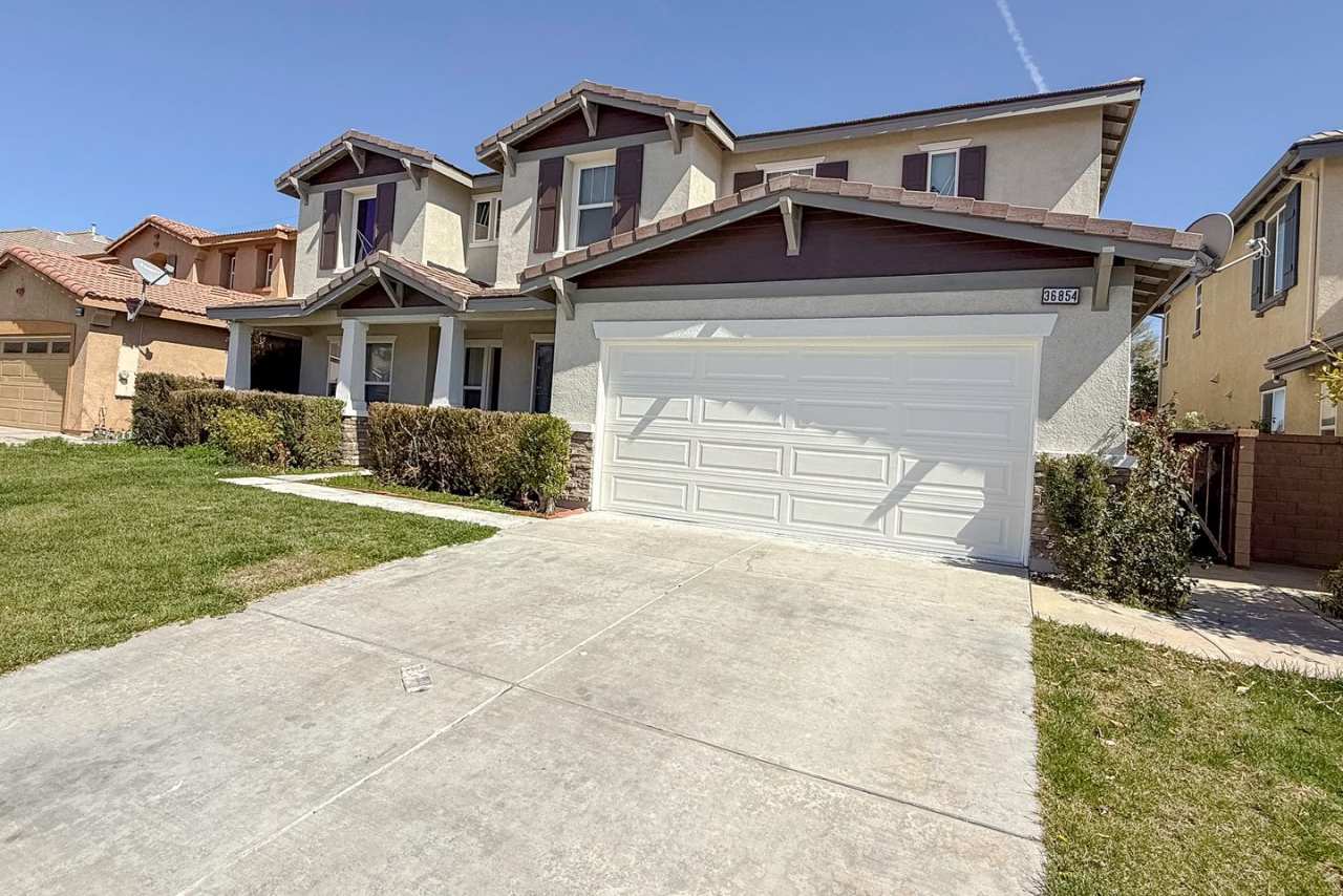 LARGE  EXQUISITE, 6 BEDROOM HOME IN A PRIME LOCATION OF MURRIETA FOR RENT!