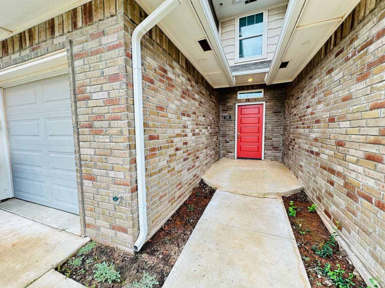 3 Bed 2 Bath 1 Car Garage Townhome * Moore Schools  Storm Shelter*