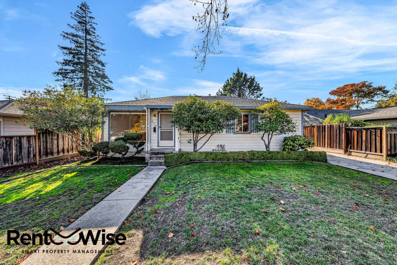 Present PM-Midtown Palo Alto Beauty-New Floors-Remodeled Bathrooms-Big Yard