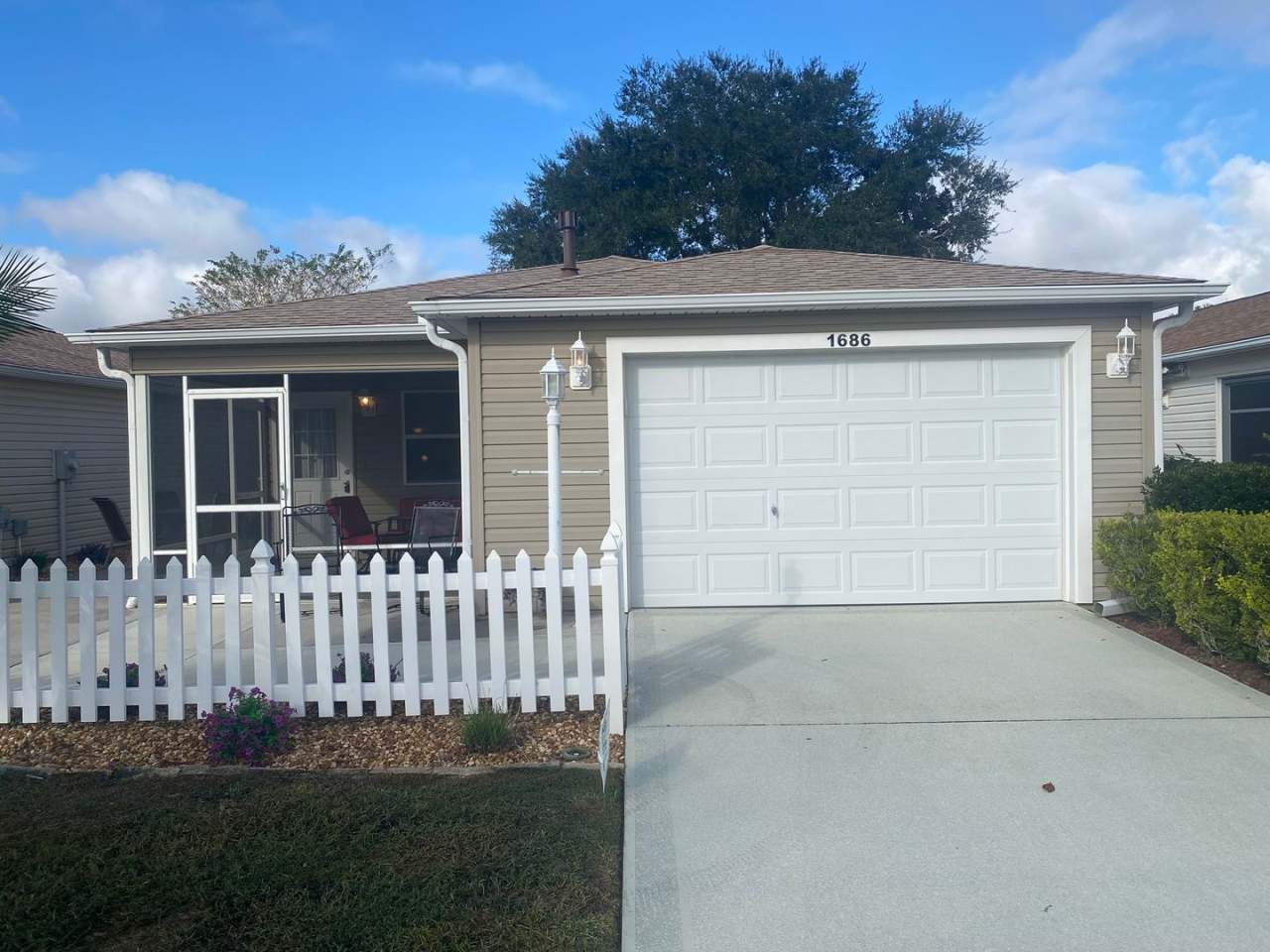 Warm and Inviting ANNUAL or SEASONAL 2 + 2 Turnkey Patio Villa in The Village of Mallory