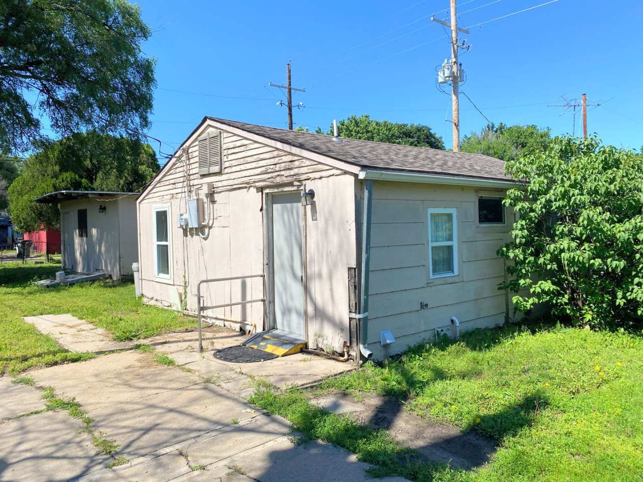 Cozy 2 Bed 1 Bath Home