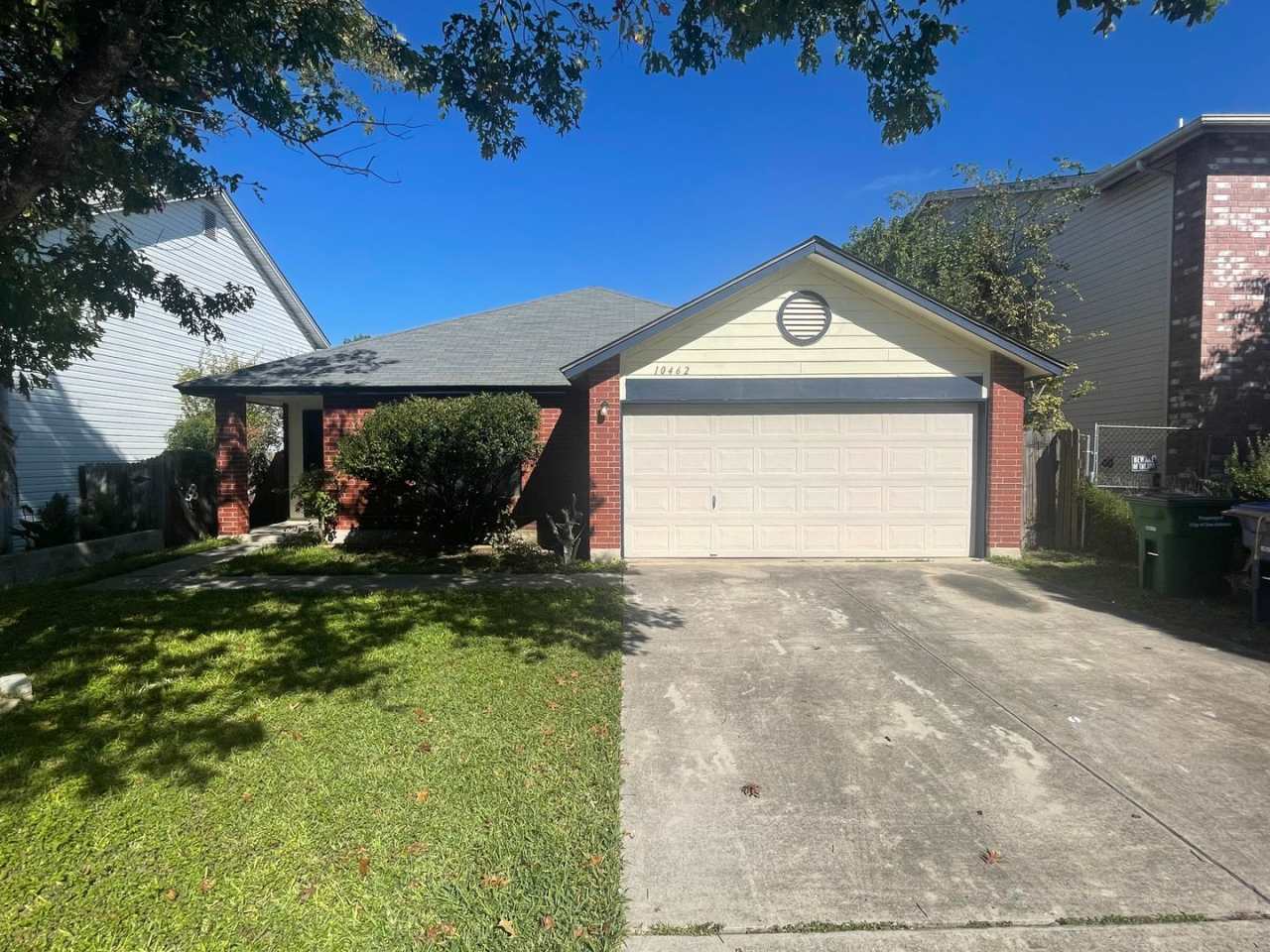 NICE 3 BEDROOM FEATURING AN ISLAND KITCHEN  SPACIOUS LIVING AREA**NORTHSIDE ISD