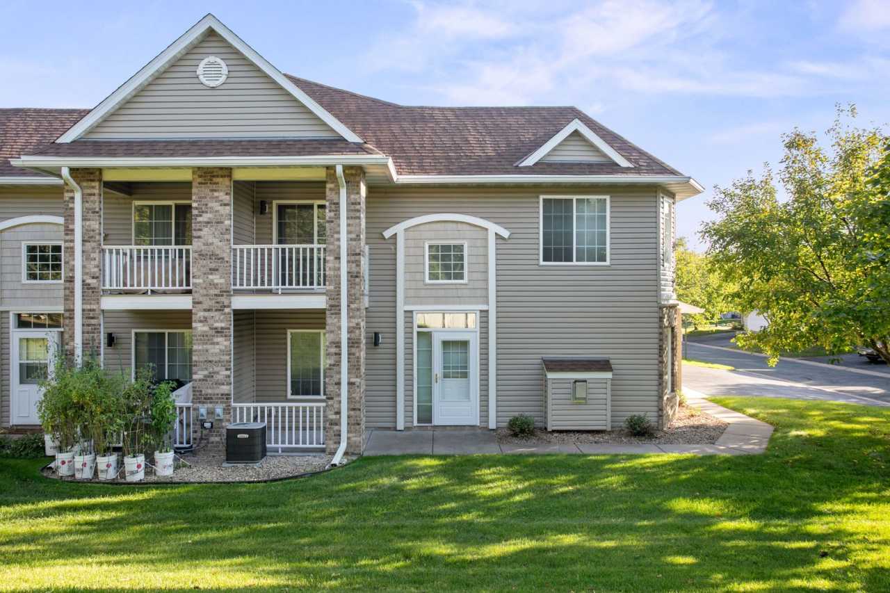 Available sept 01, 3bd, 2ba End Unit Town Home in Great Neighborhood