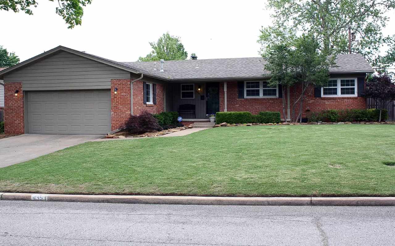 MUST SEE- Updated kitchen/Hardwood floors 3 bed/2bath!! Coming soon!