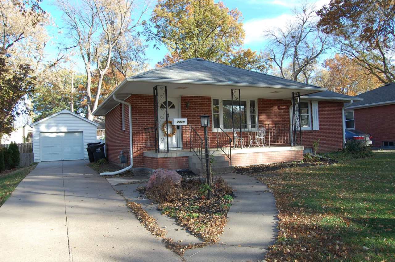 3bd brick ranch in south-central Lincoln!