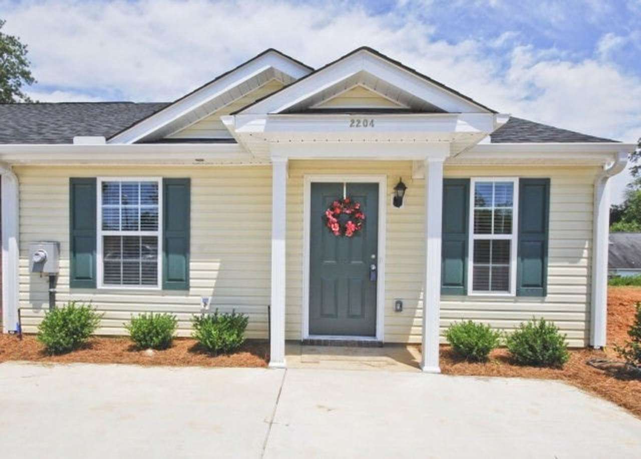 Charming Townhome Near Medical Facilities and Colleges