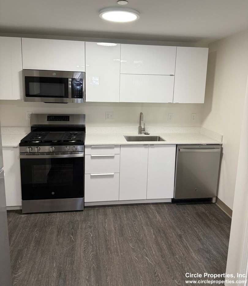 Newly renovated 2 bed next to Huntington Circle!