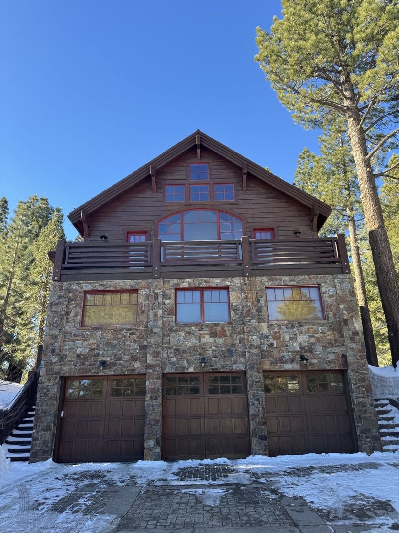 Luxury 5-Bedroom, 6-Bathroom Mountain Retreat – Hot Tub, Fireplaces,  More!