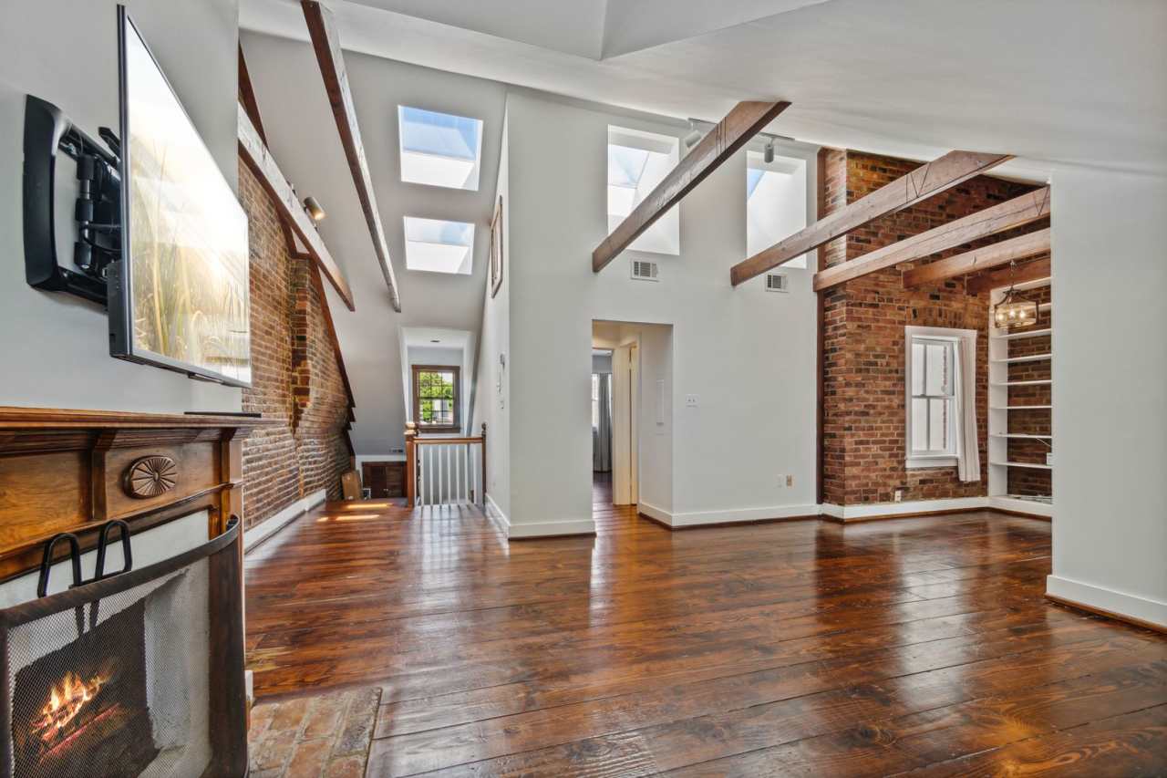 Available Now! Georgetown! Professionally Managed High End 1 Bed/ 1 Bath Condo