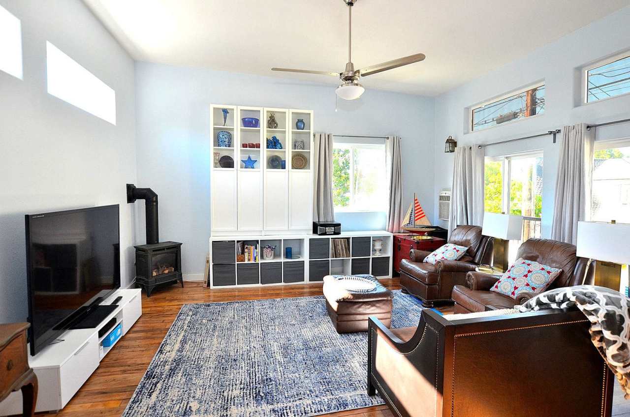 1Bd/1Ba Guest house, centrally located.