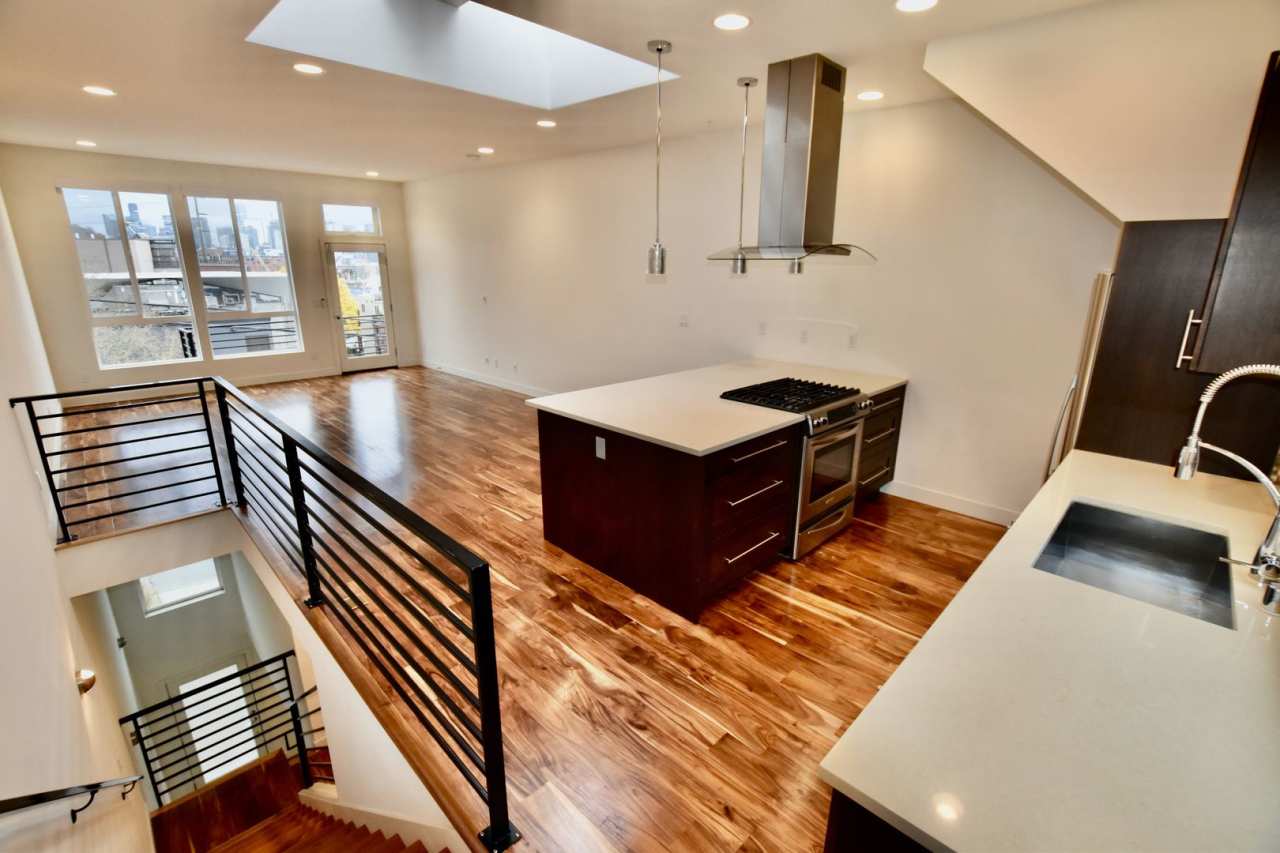 Gorgeous Eastlake Townhome - Stellar Location!