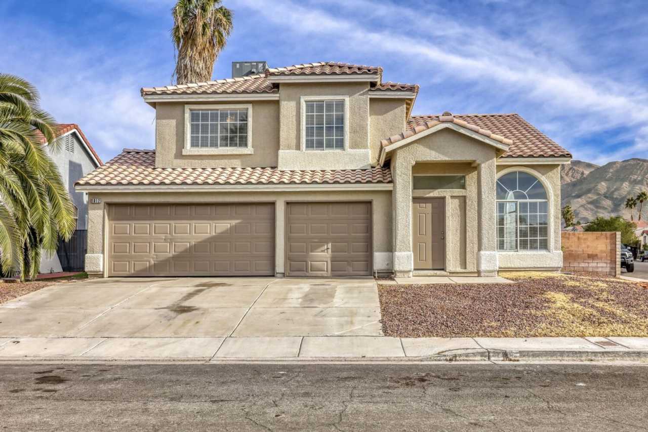 Fully remodeled! Cozy 4 bedroom with 3 car garage !