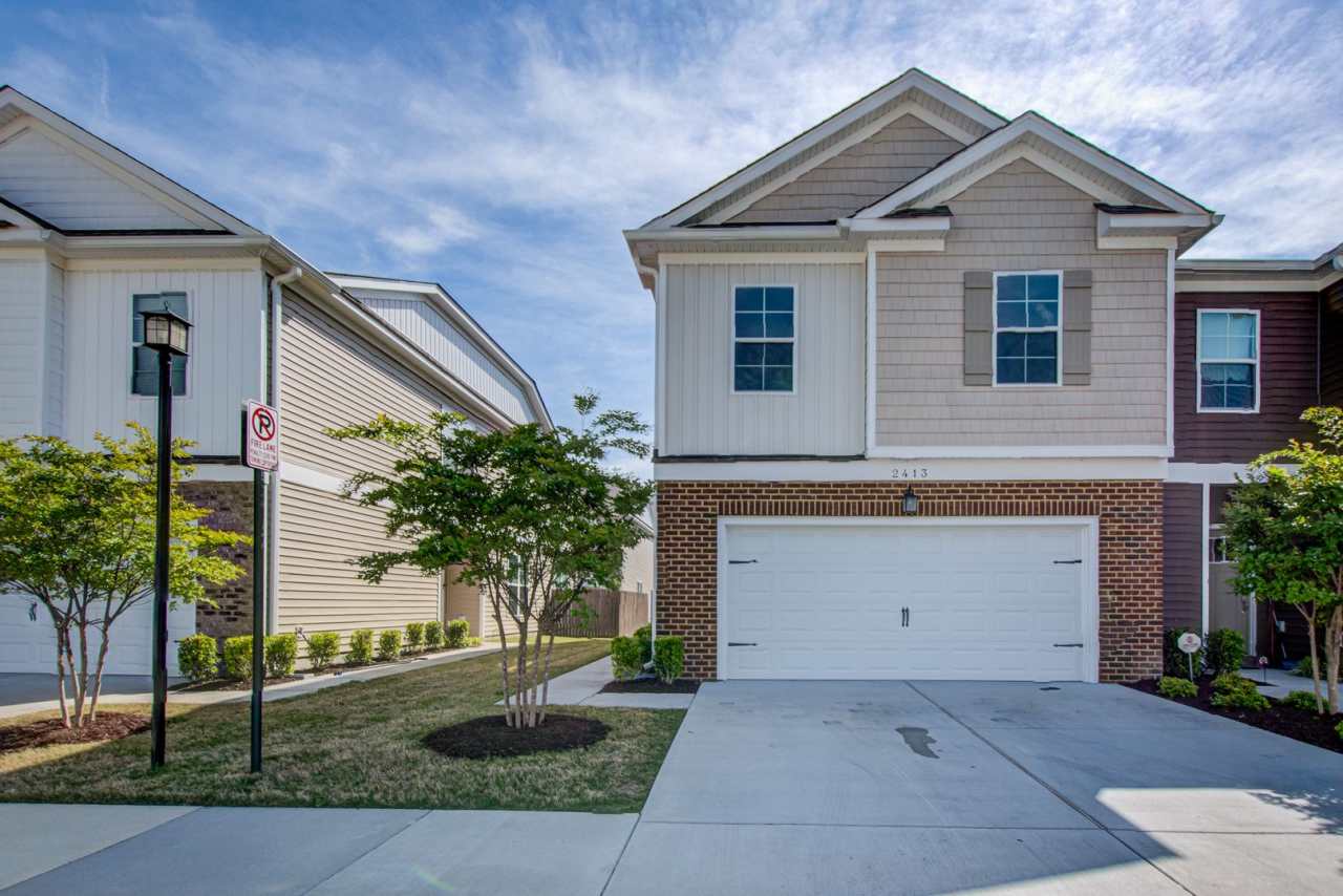 Like New End Unit Condo, 3 Bed 2.5 Bath