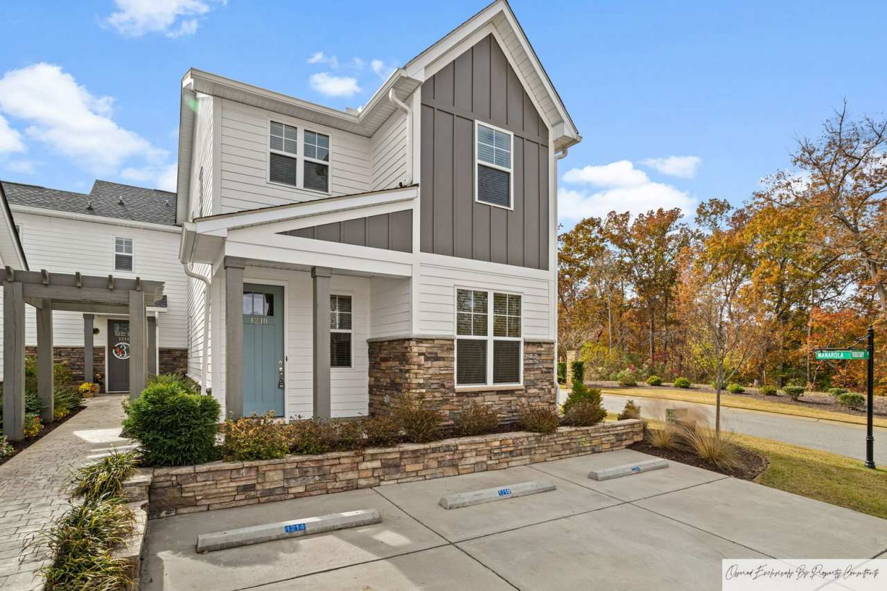 RESORT LIVING IN DESIRABLE SALUDA RIVER CLUB