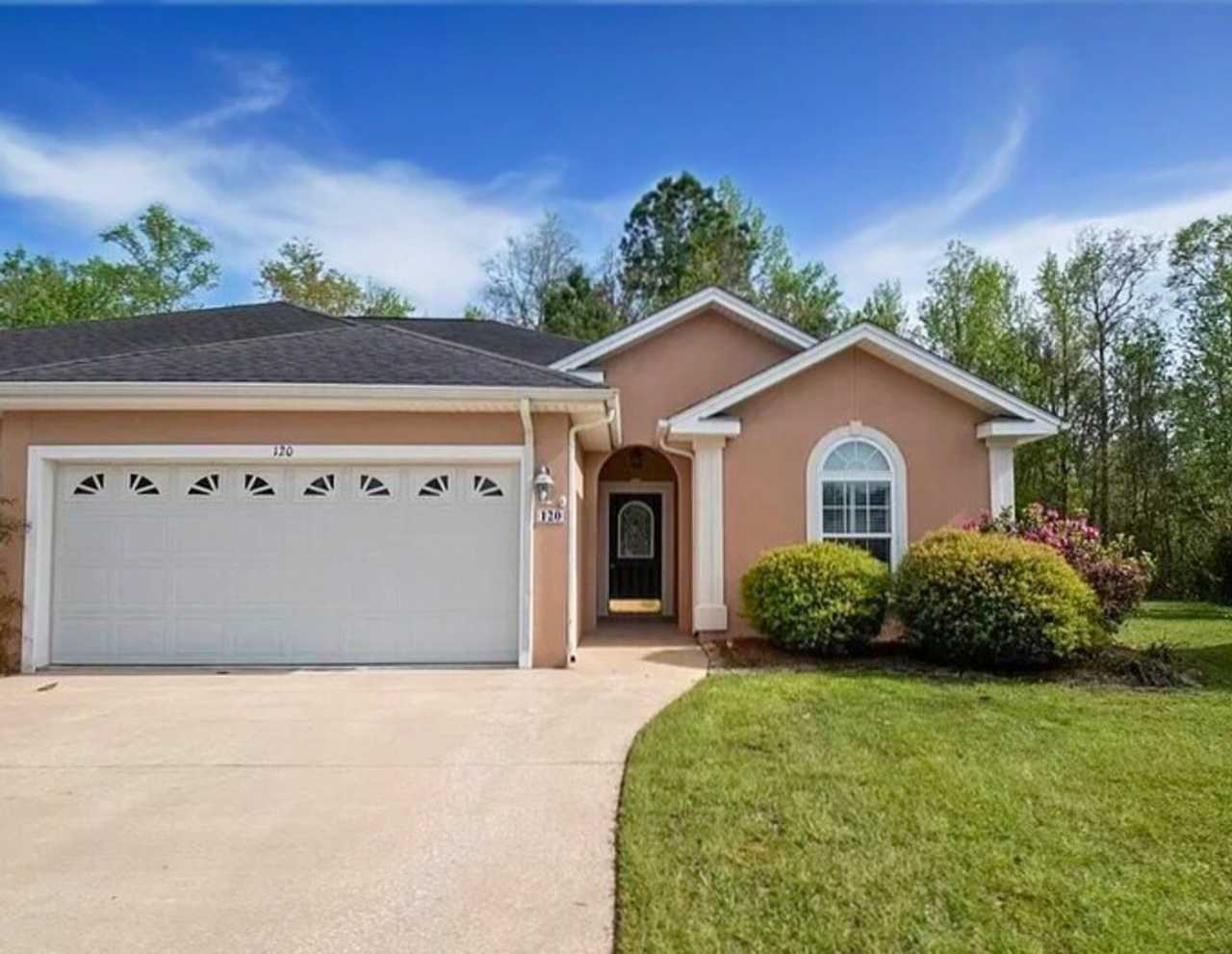 Amenities + landscaping ! 3/2