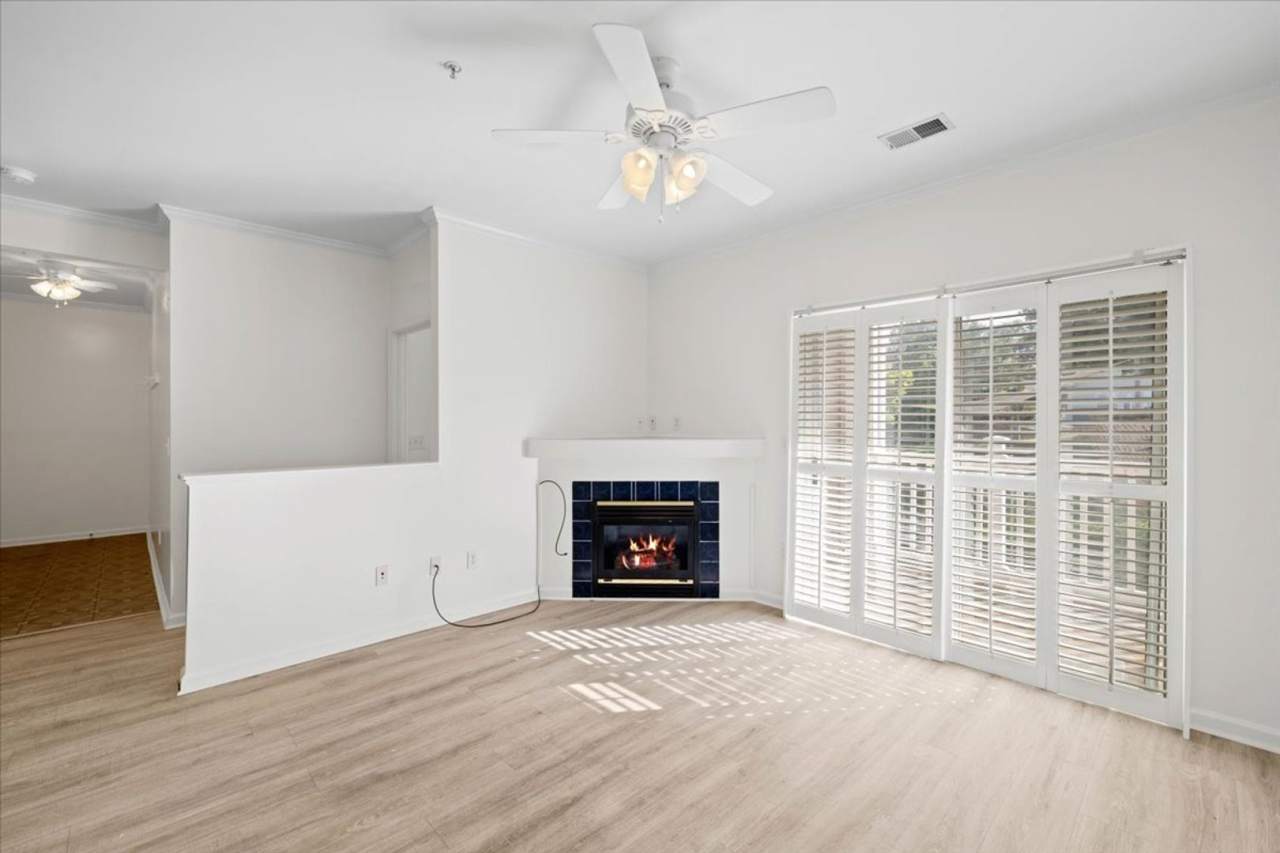 Spacious Condo in Knollwood – Pool, Gym and Clubhouse Access!