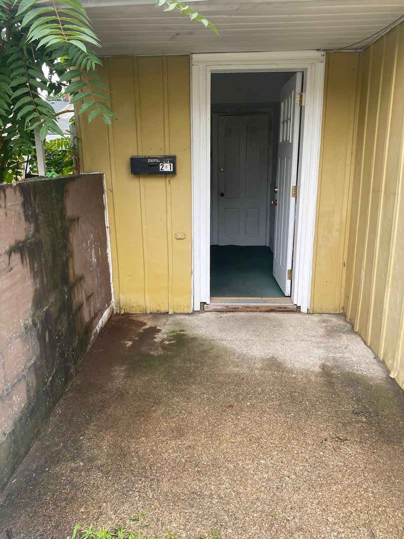 Light and bright 2BR up near downtown and AHN St. Vincent