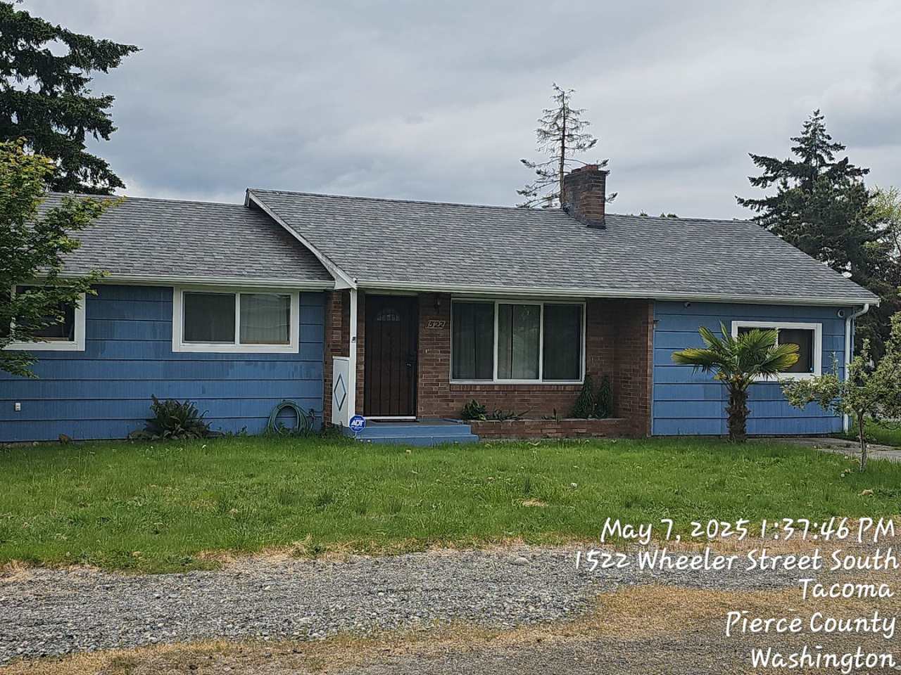 South Tacoma Rambler - 3 bedroom 1 bathroom plus Bonus room, Covered patio  Fenced yard. Available NOW!!