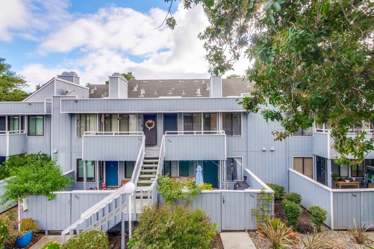 Stunning Modern Almost New Condo, Pets Welcome!