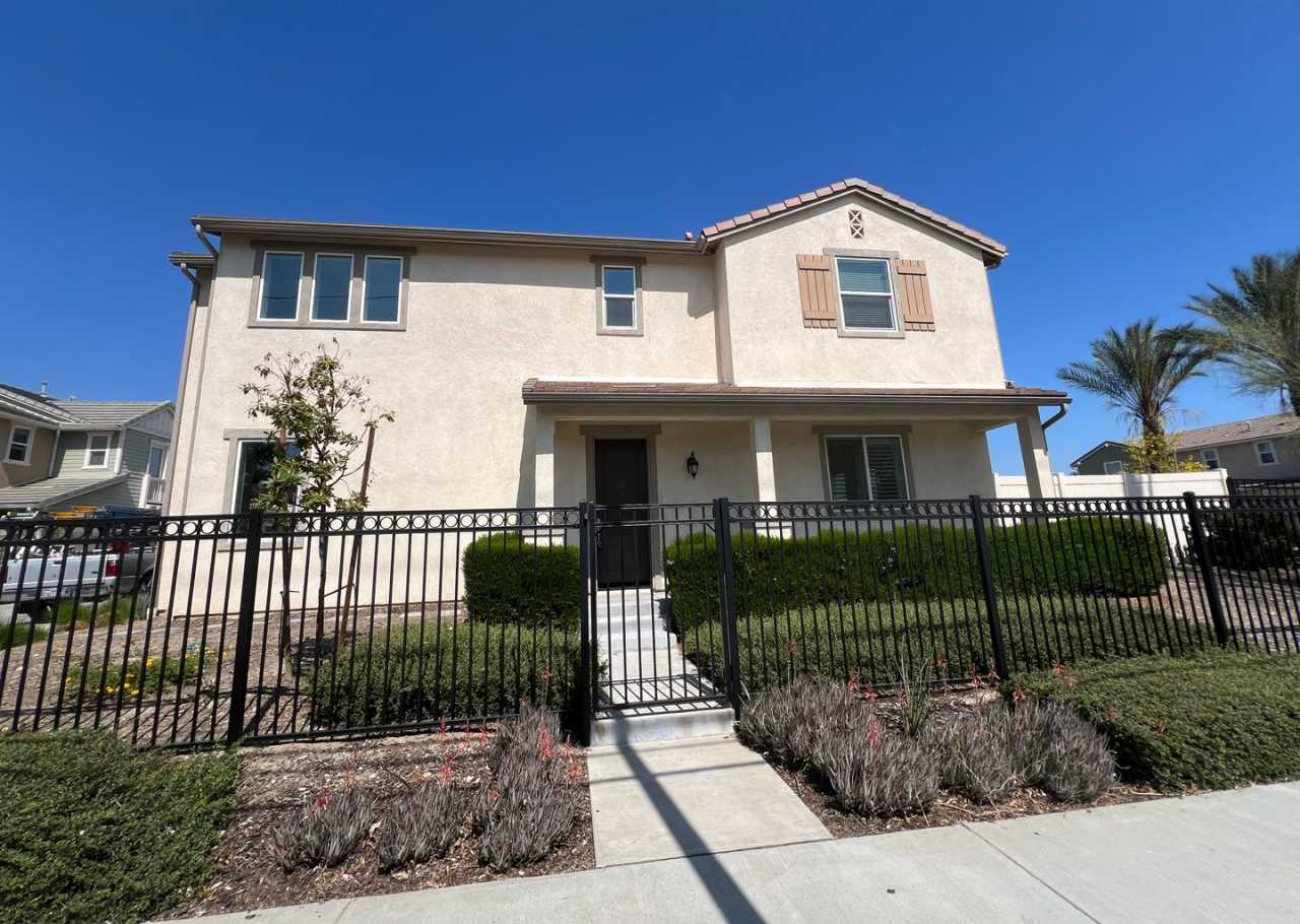 3 bed, 2 1/2 bath home in Los Agaves Community!
