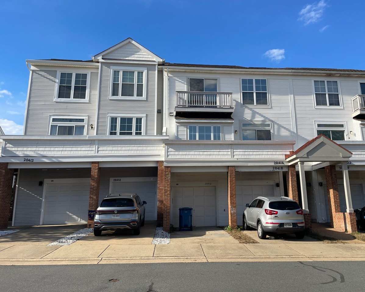 Beautiful 3 Bed 2.5 Bath Interior Townhome In Ashburn Village