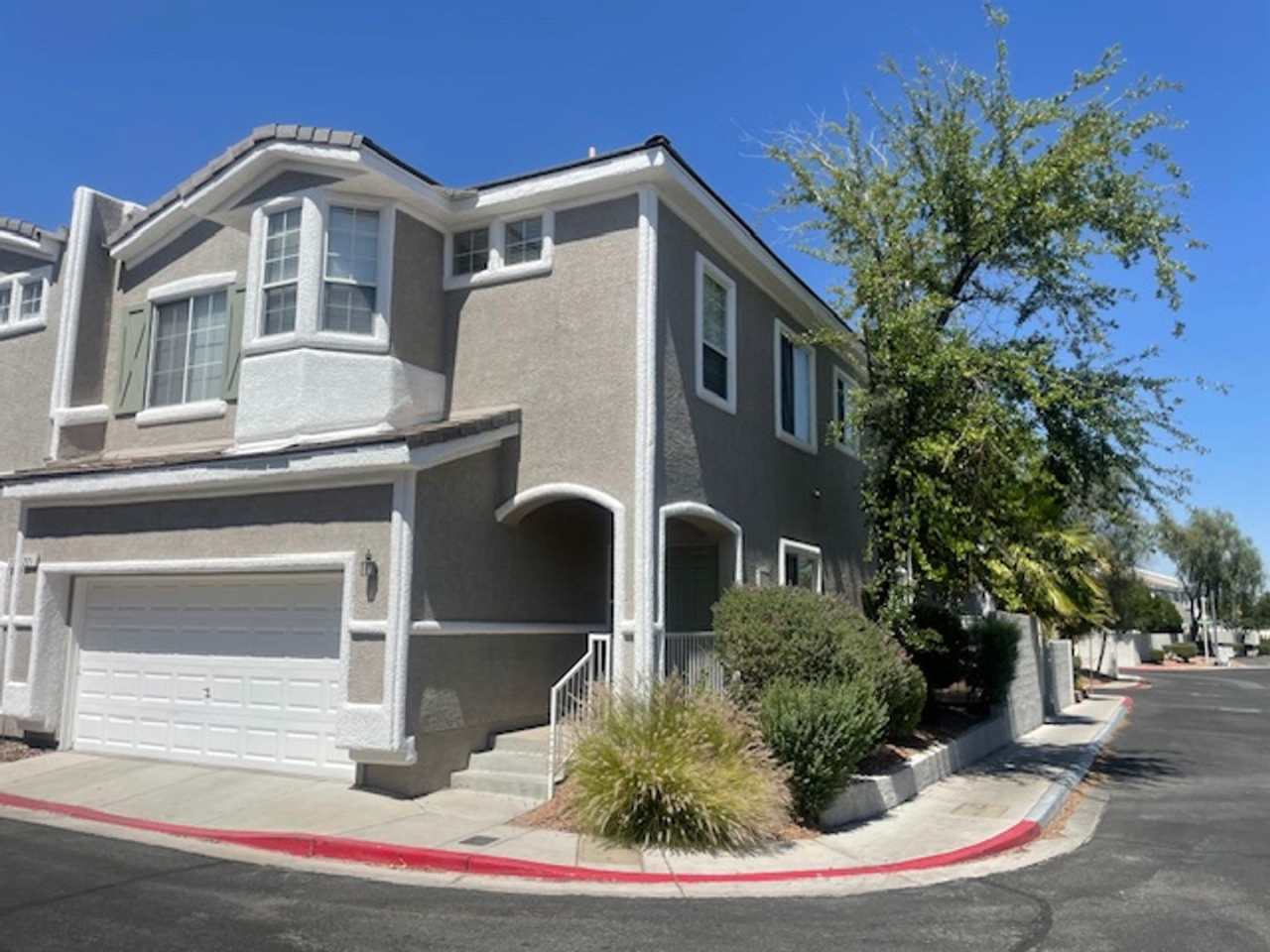FANTASIC GUARD GATED TOWNHOME IN GREEN VALLEY RANCH!!!!