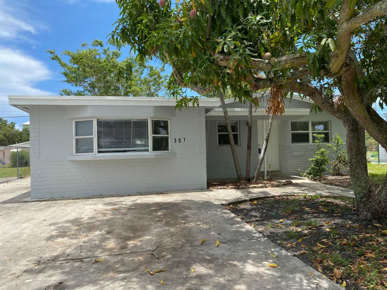 *** LARGE 4 BEDROOM SINGLE FAMILY HOME!***