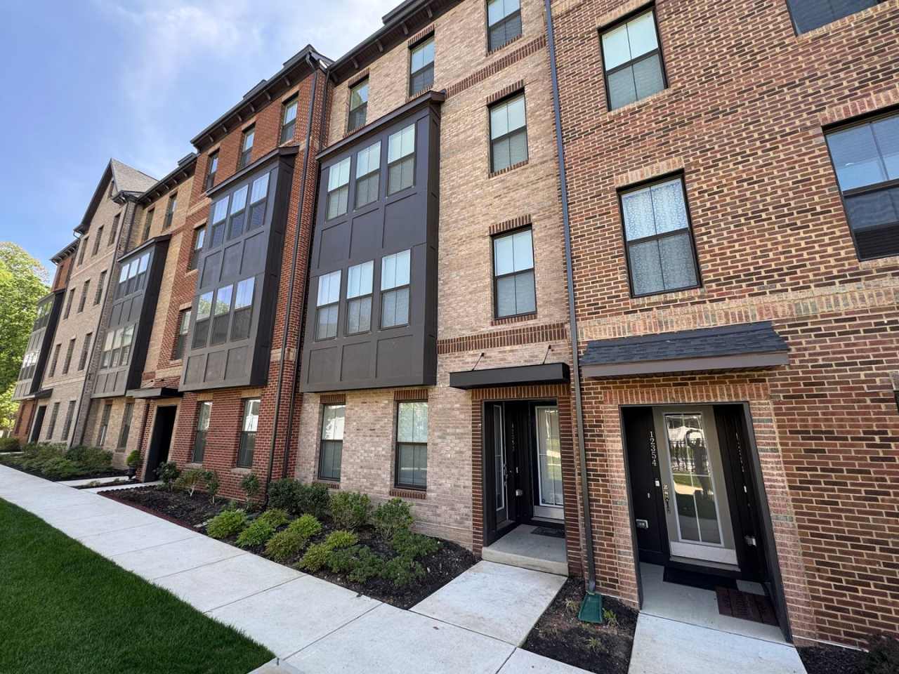 Luxurious 3 Bed 2.5 Bath Interior Townhome In Desired Pender Oaks