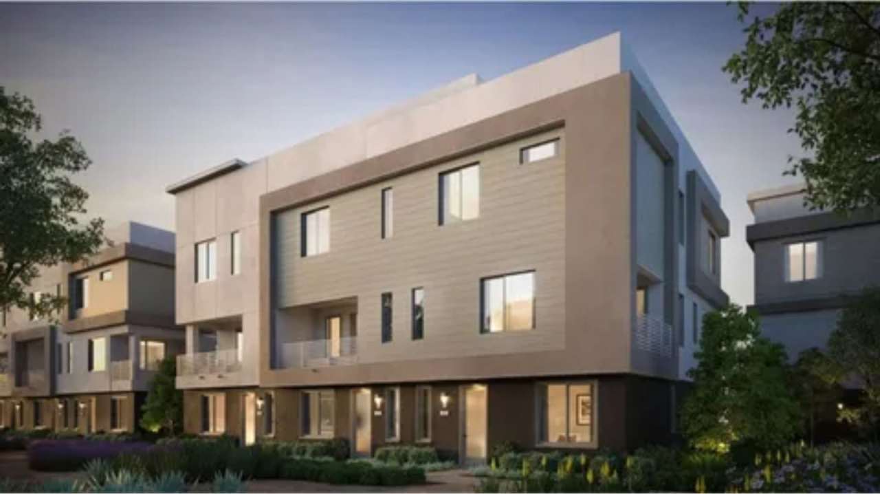 Beautiful furnished 4 bedroom Townhouse!