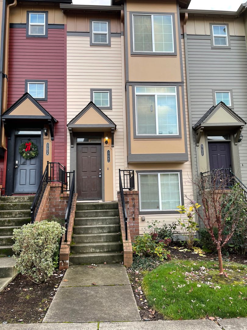 3br/3ba Townhouse near 170th ave MAX station