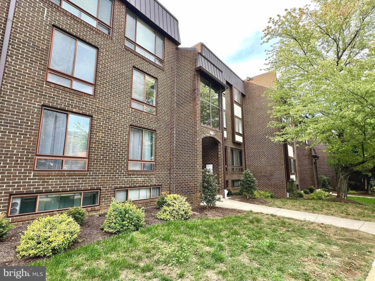 118 ROBERTS Lane unit: 300