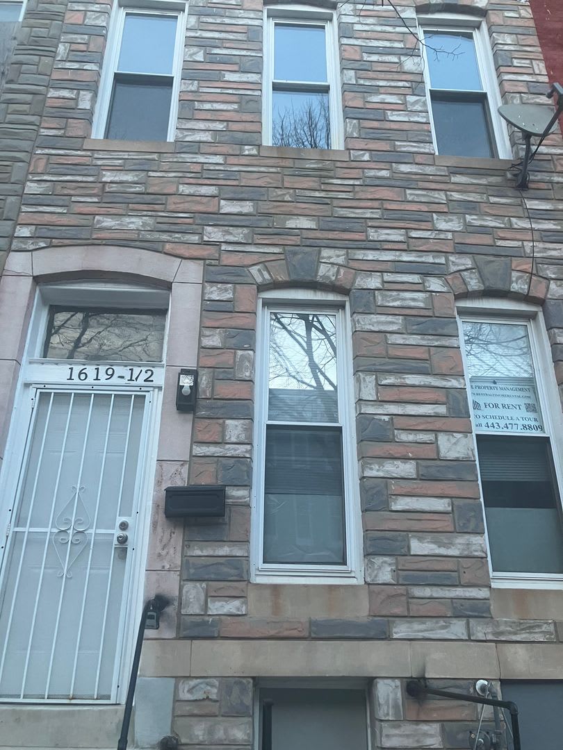 1619 1/2 Division Street