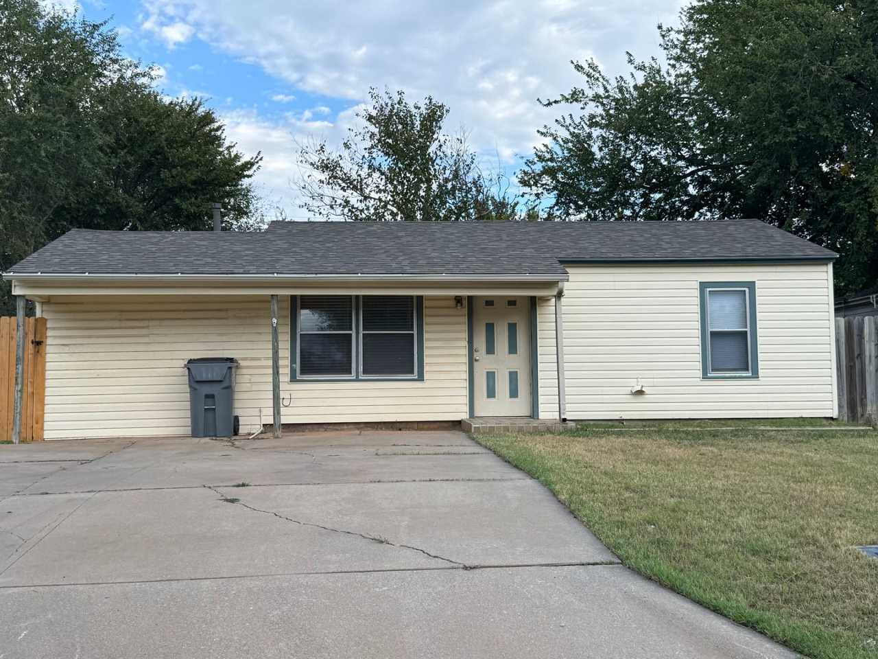 2 bedroom, 1 bath ready to call home TODAY!