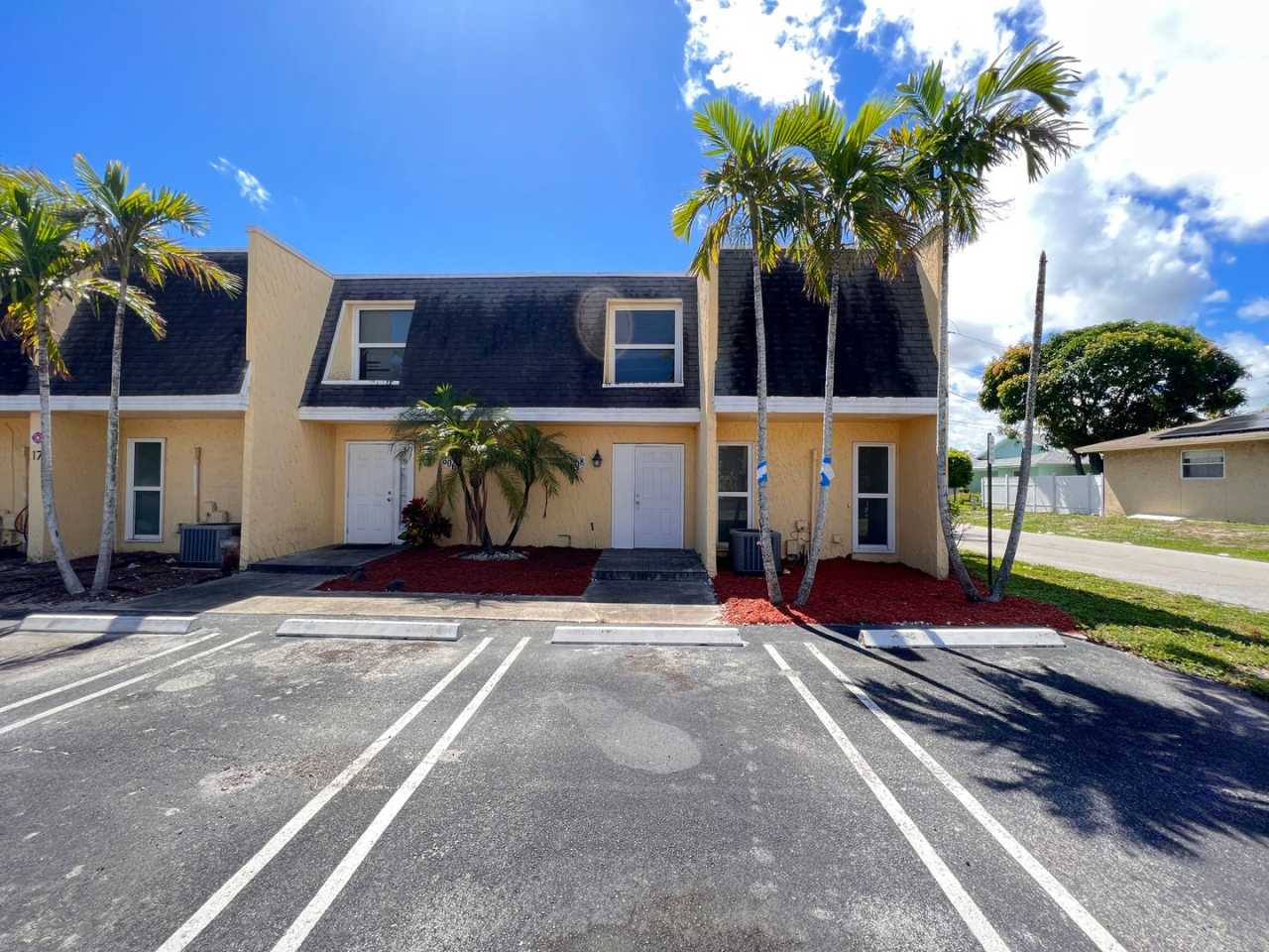 Spacious End-Unit Townhouse in Boynton Beach