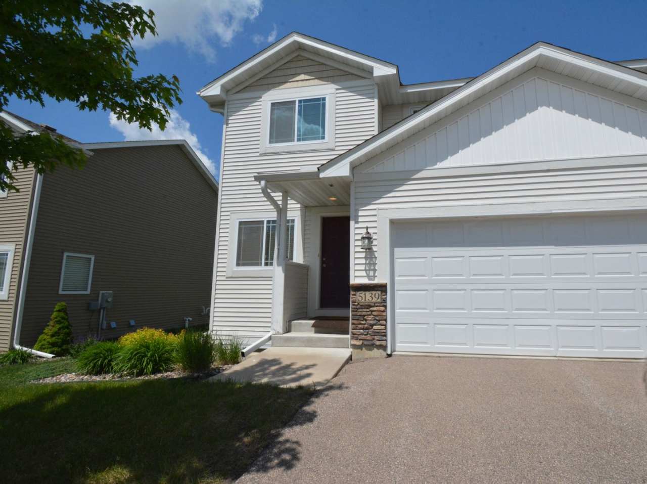 3 Floors to this Stunning 4 bed 2.5 bath Unit Available For Rent!