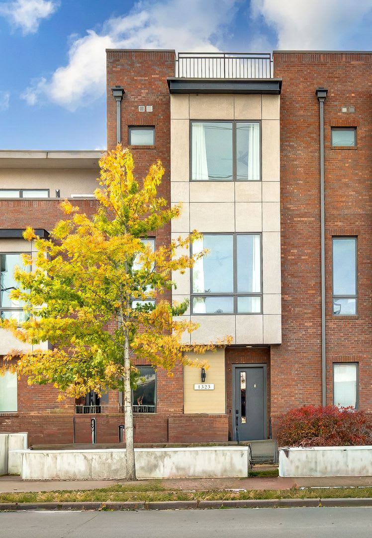 Stunning 3BE/3.5BA brownstone in the heart of historic Germantown!