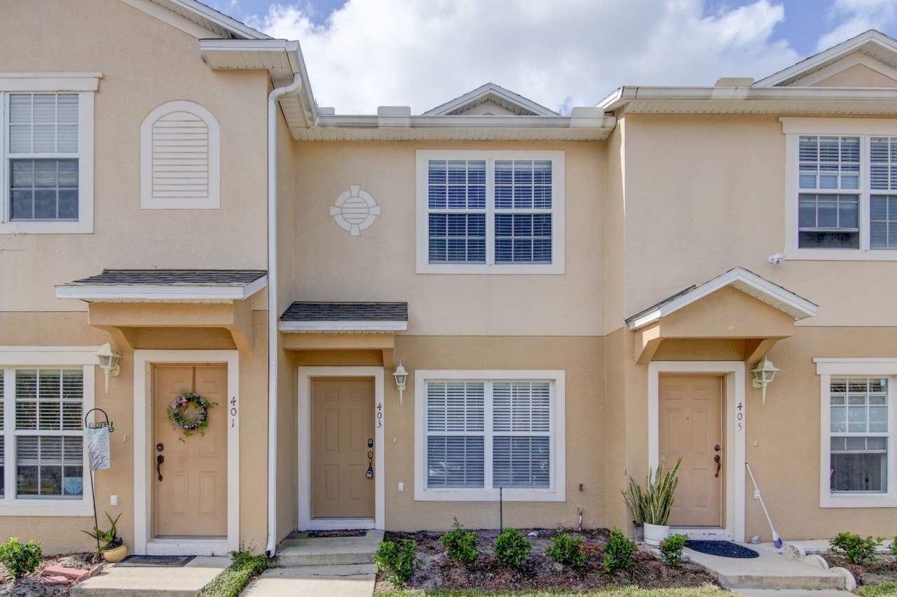 MOVE IN BY JULY 30TH and RECEIVE $300 OFF YOUR FIRST MONTH'S RENT!!! Beautiful 2 Bed/2.5 Bath Townhome in Placid Lakes Community in Sanford!