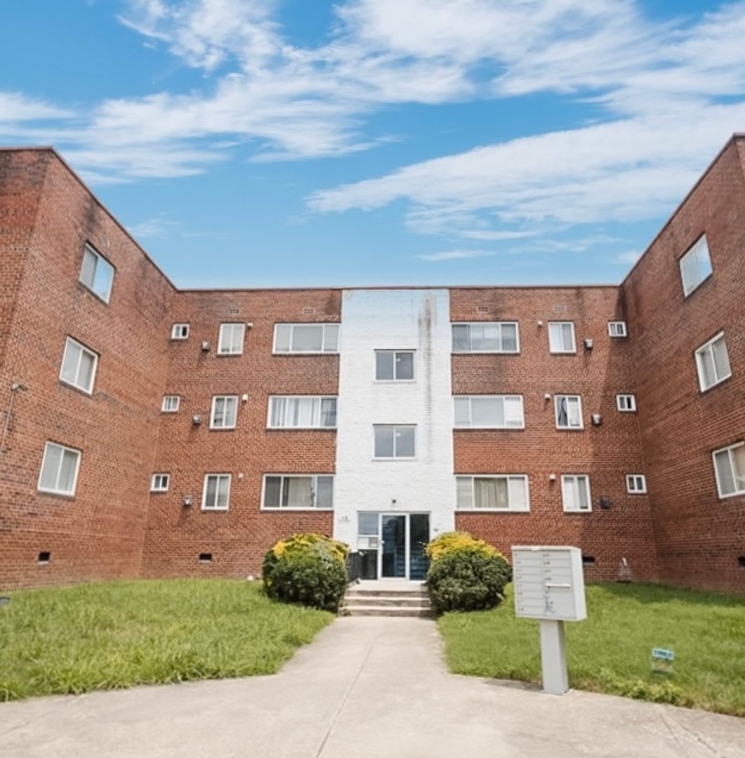 Lovely 2 BR/1 BA Top-Floor Condo in Congress Heights!