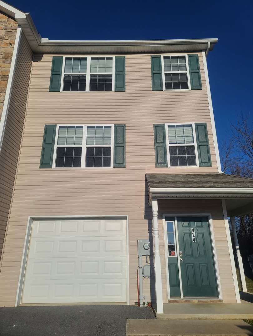 3 Bedroom 2 1/2 bath ** End Unit** Townhome for Rent in Waynesboro